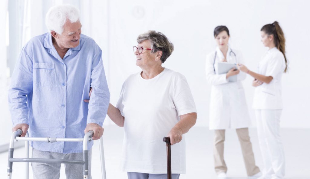 Врачи в доме для престарелых