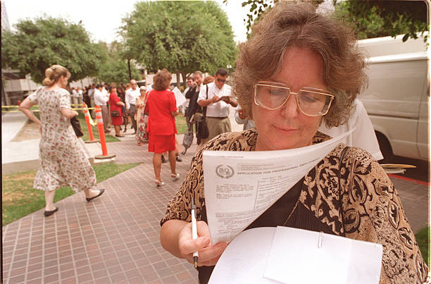 Женщина заполняет заявление на торговлю