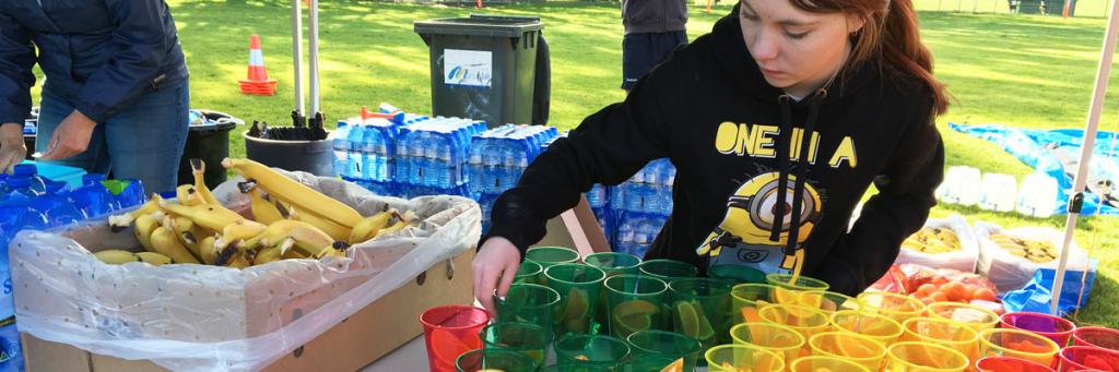 Девушка торгует продуктами питания на улице