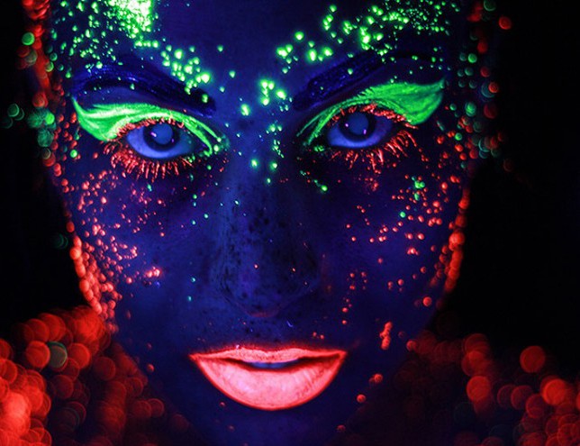 Боди-арт светящейся краской