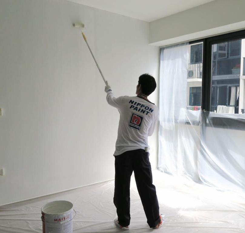 Нанесение светящейся краски на белую поверхность