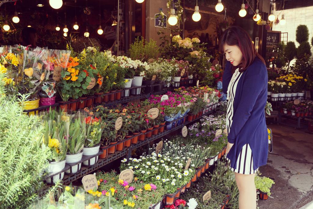 покупательница в магазине цветов