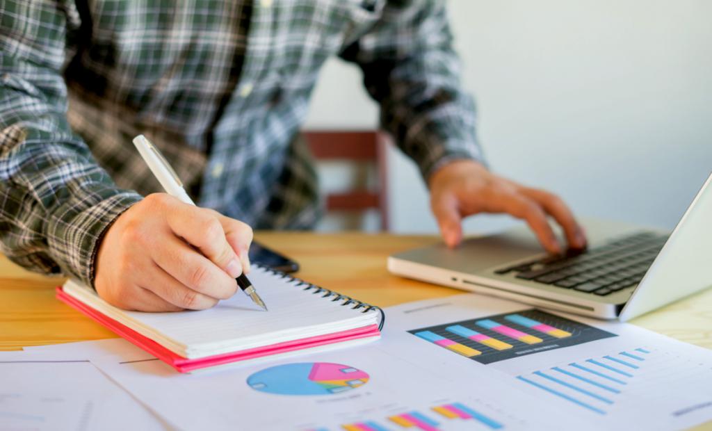 мужчина составляет бизнес-план