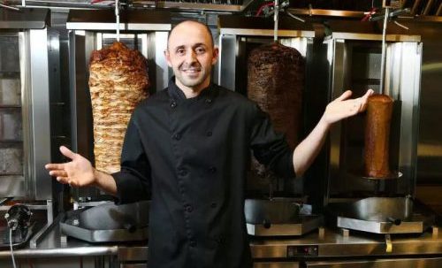 шеф-повар делает шаурму