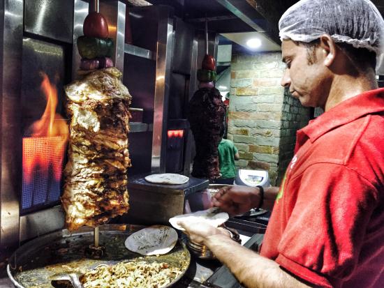 повар готовит