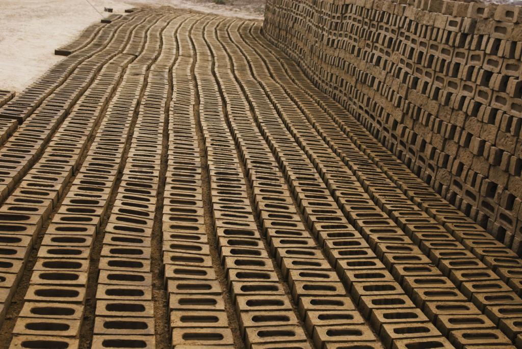 Готовые кирпичи на заводе