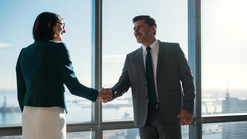 Мужчина и женщина жмут руки друг другу