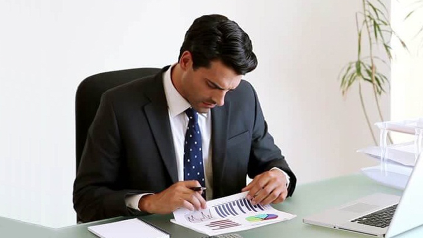 Мужчина рассаматривает бумаги