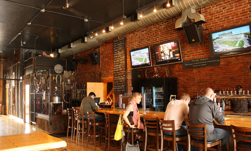 Люди в пивоварне