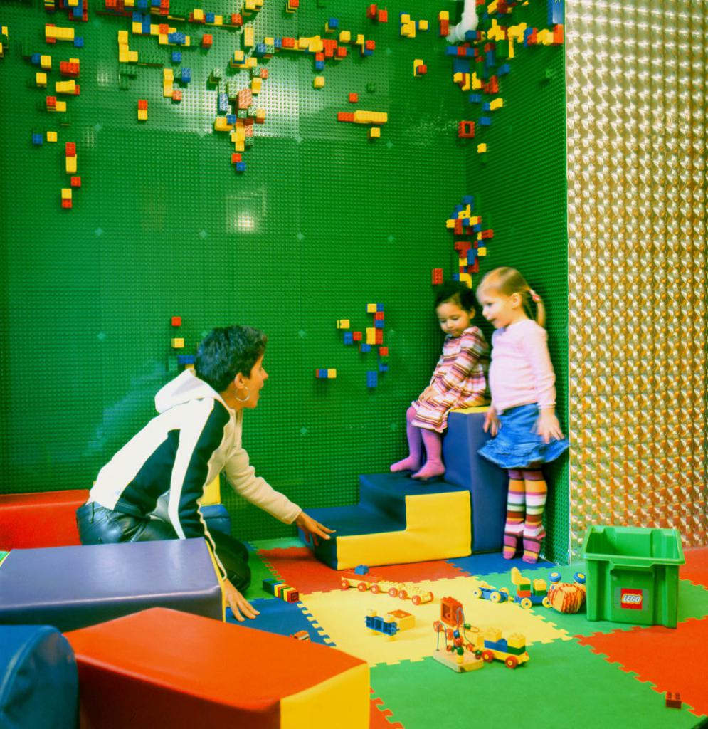 женщина играет с девочками