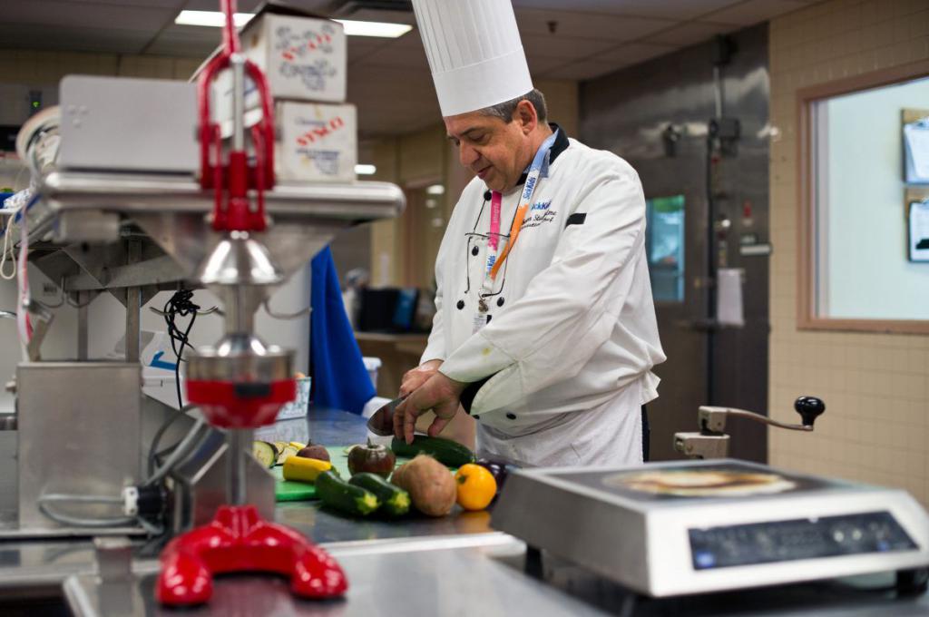 повар работает на кухне