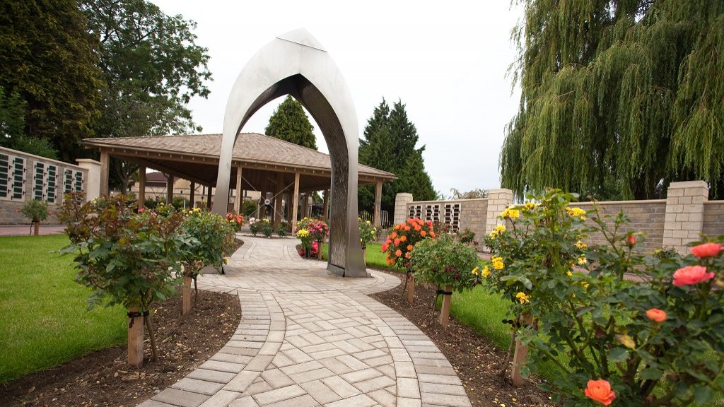 Дорога к зданию крематория