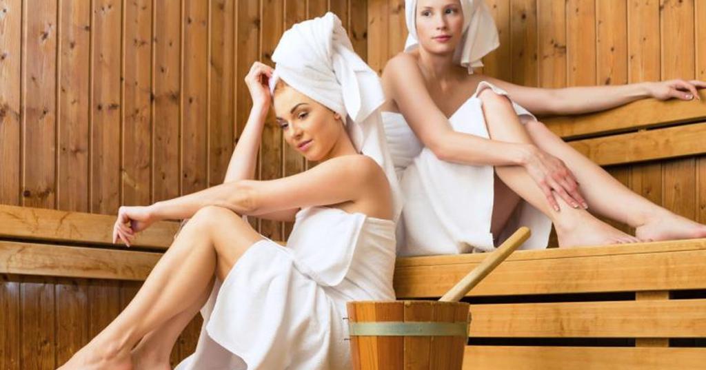 Девушки отдыхают в частной бане