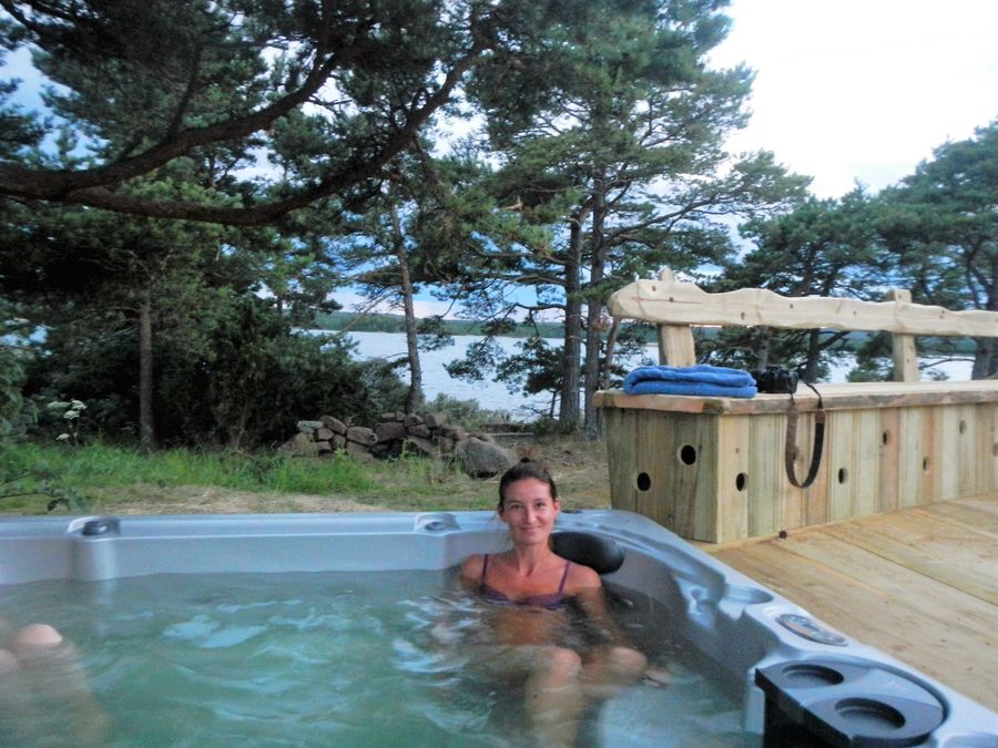 Девушка купается в бассейне в бане