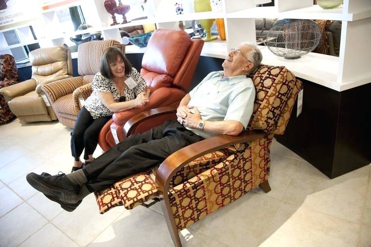 покупатели в мебельном магазине