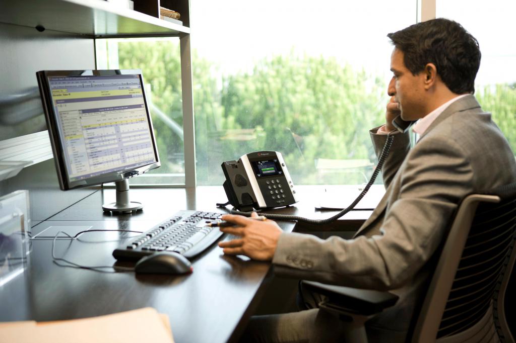 Бизнесмен отвечает на звонок.