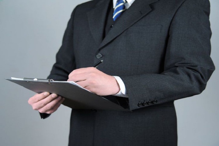 Мужчина с папкой.