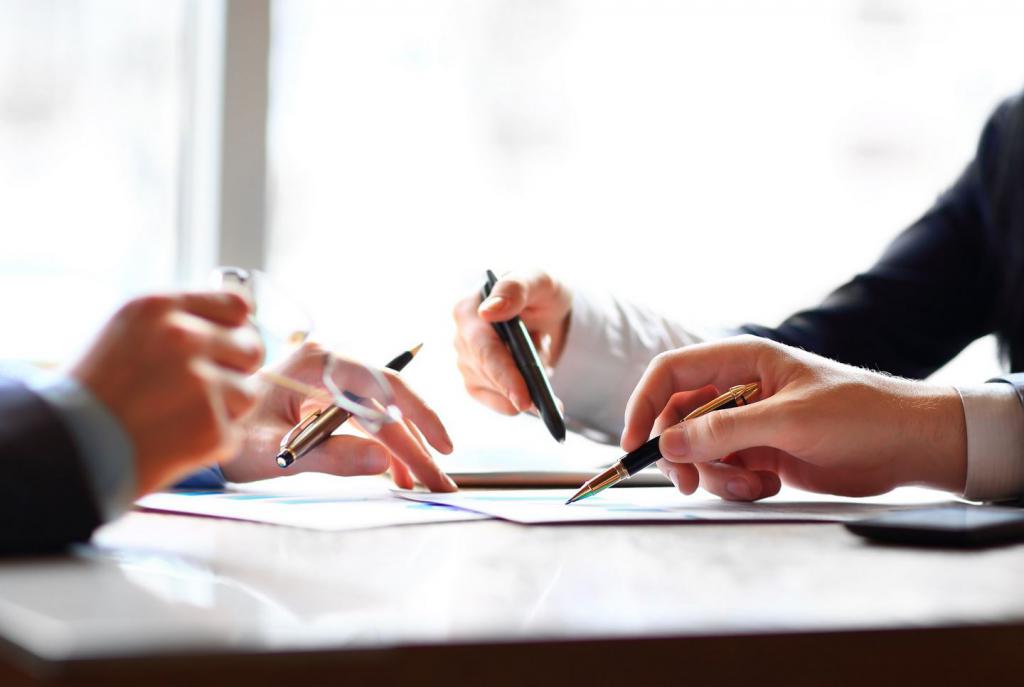 Руки с авторучками.