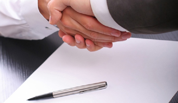 Рукопожатие над документом.