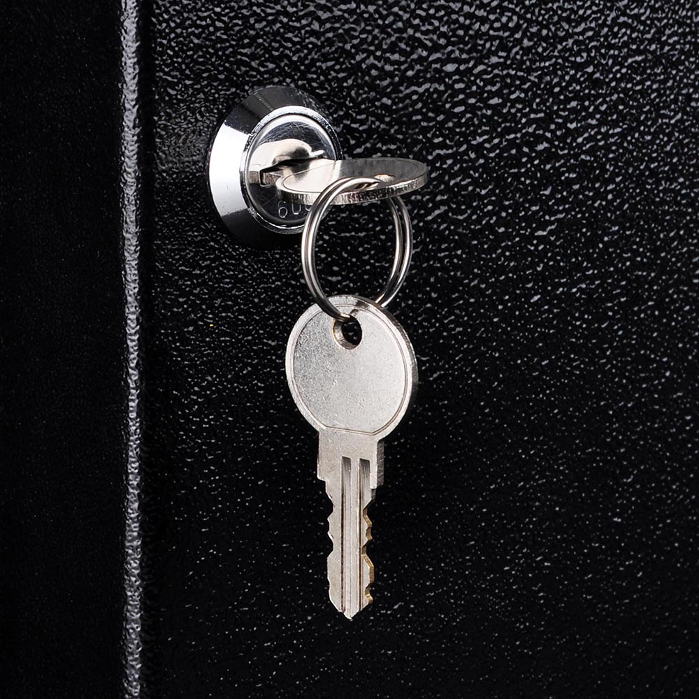 Ключи в замочке сейфа.