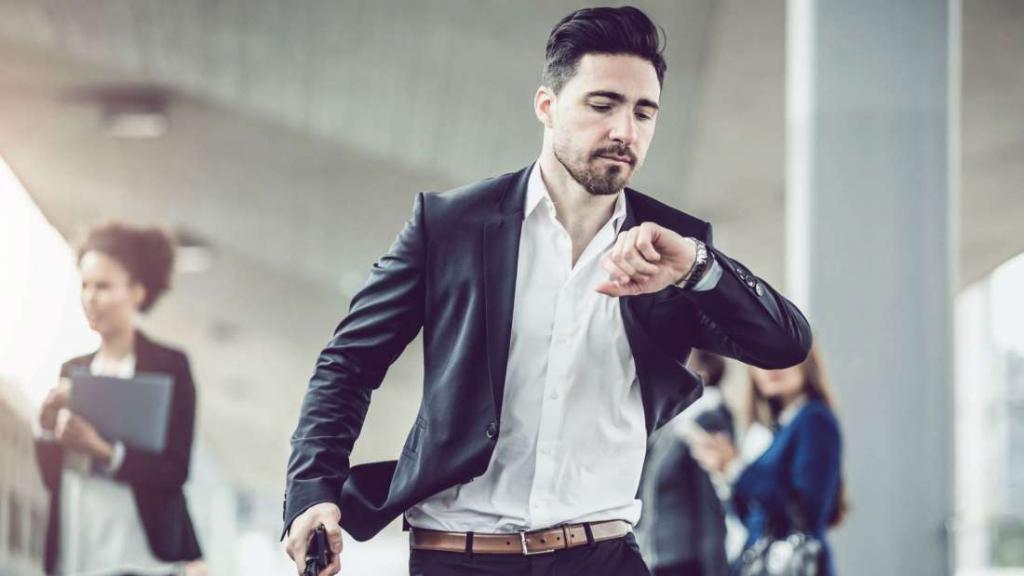 мужчина опаздывает на предприятие