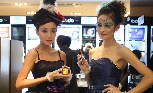 Девушки в магазине косметики