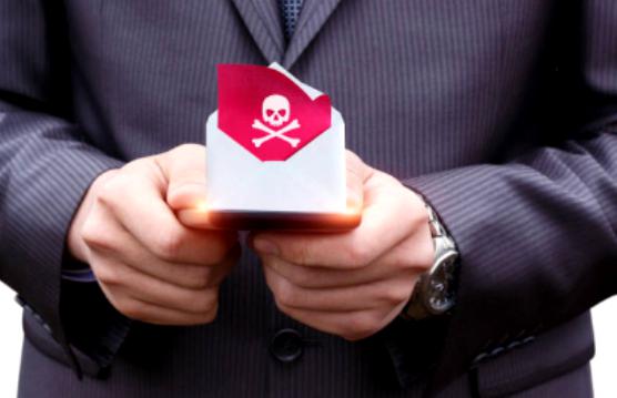 Человек выбивающий долги по кредитам