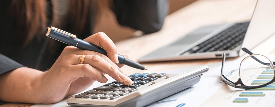 Рука, авторучка, калькулятор