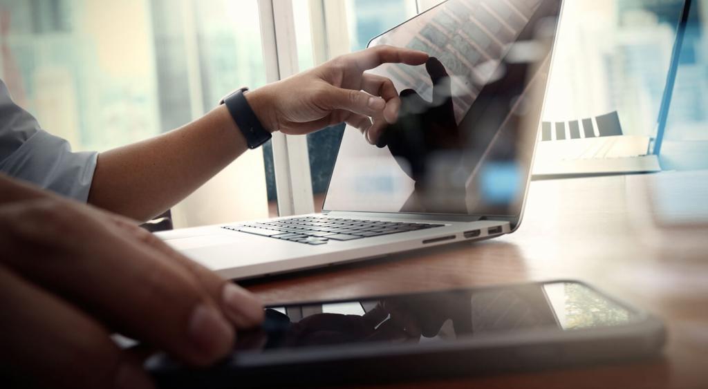 Рука, монитор, мобильный телефон