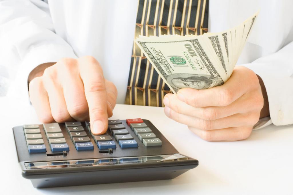 Руки, деньги, калькулятор