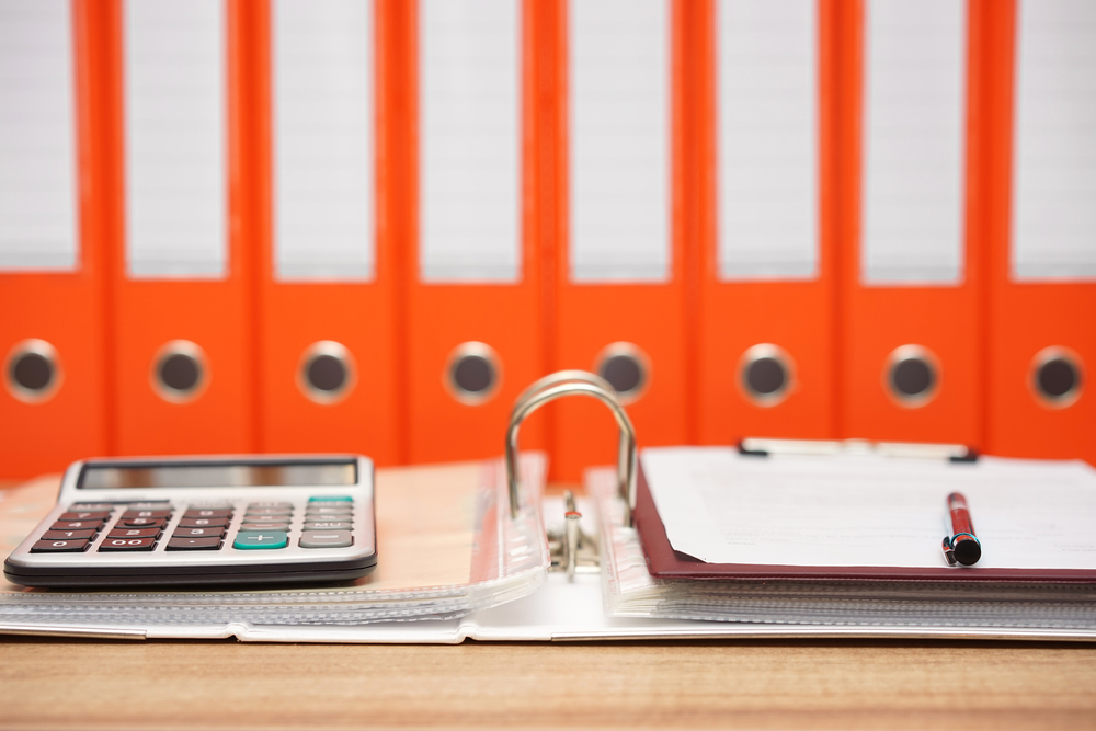 Папка с документами, калькулятор