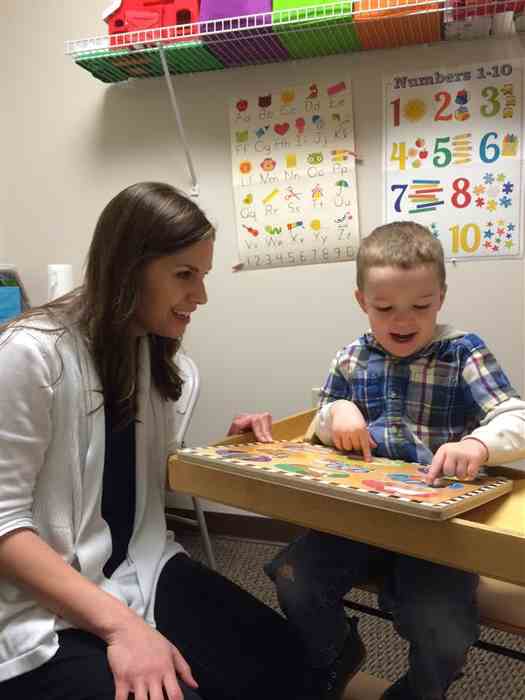 логопед занимается с ребенком