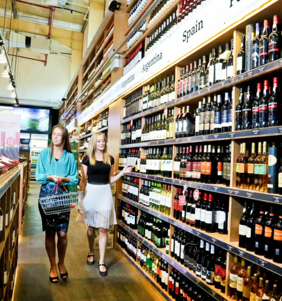 покупатели в магазине