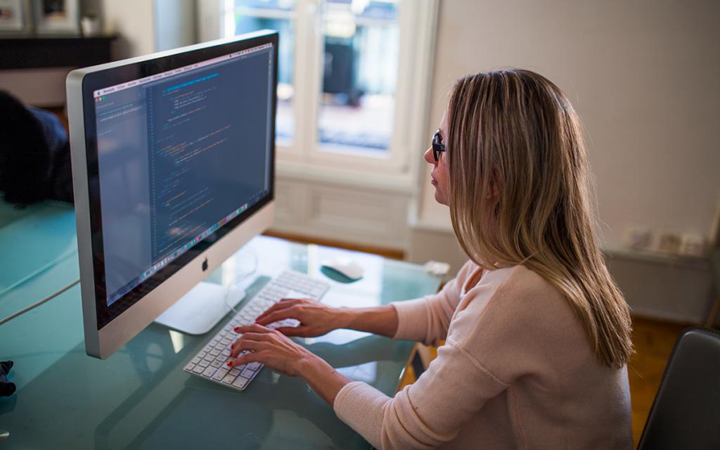 женщина работает за компьютером