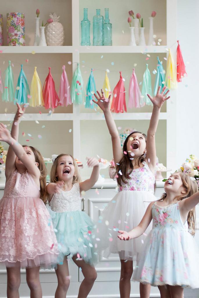 девочки на празднике