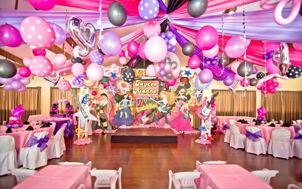 зал, оформленный для детского праздника