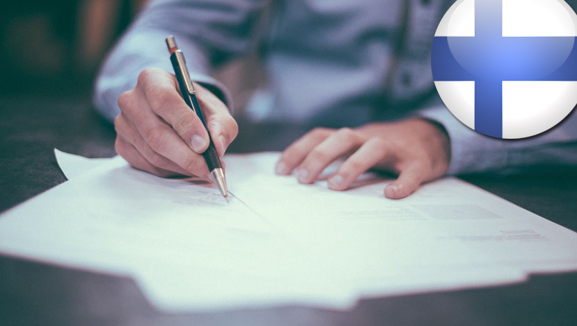 человек заполняет бумаги