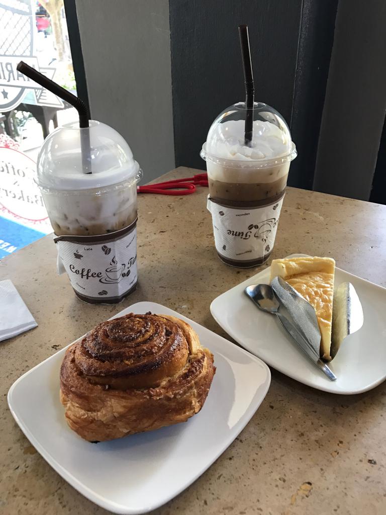 кофе со сладким десертом