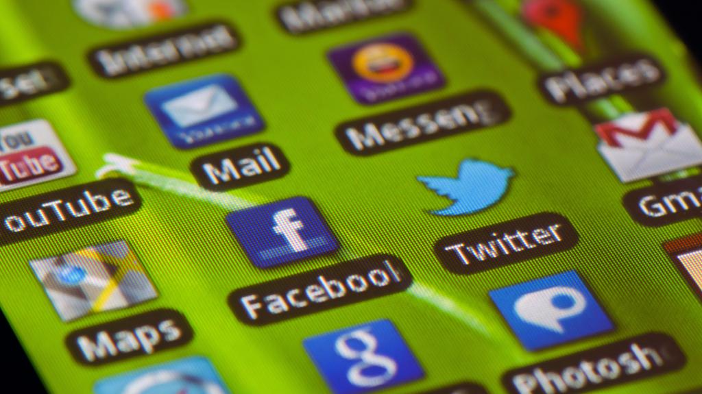 Самые популярные приложения на экране телефона.