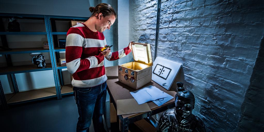 Парень нашел подсказку в квест-комнате.