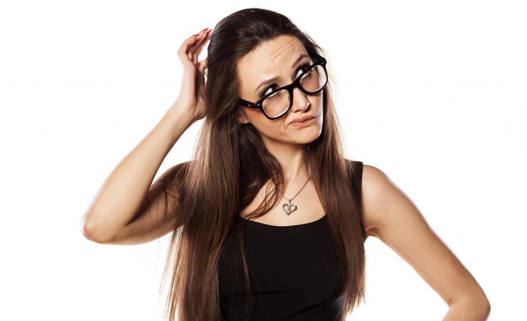 Девушка в очках задумалась