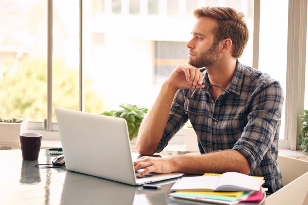 Человек за ноутбуком