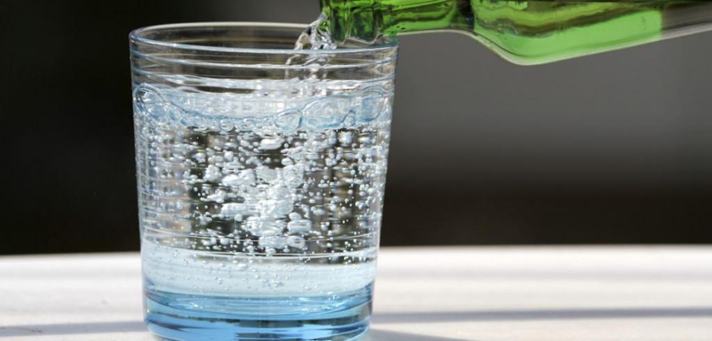 Минеральная вода в стакане.