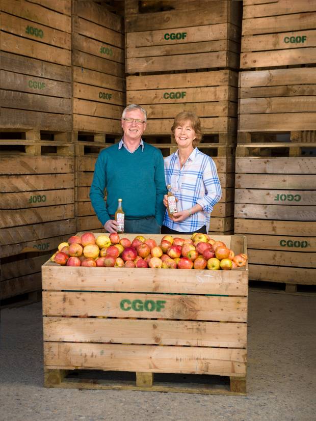 Фермеры готовят из яблок уксус