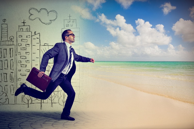 Бежит на море