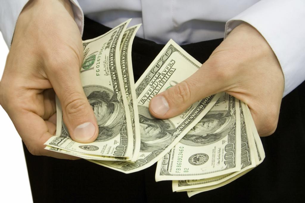 Мужчина пересчитывает деньги.