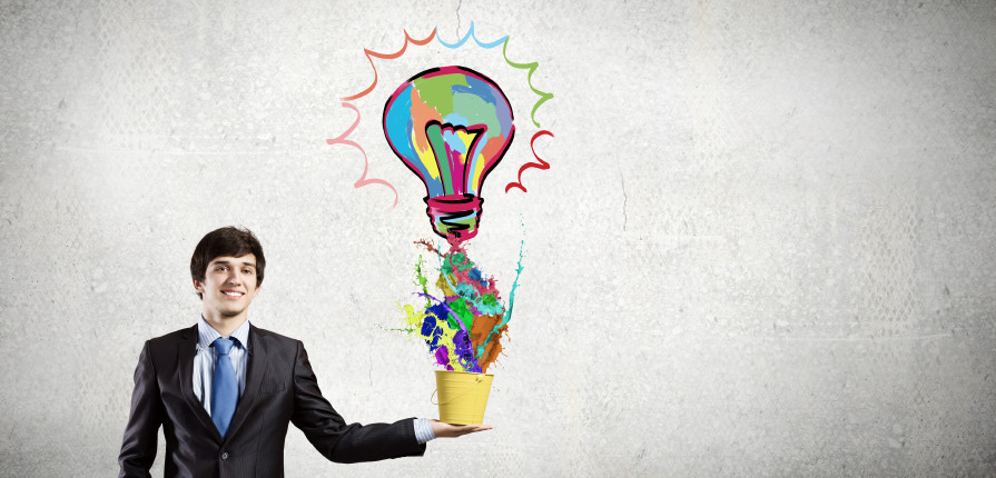 мужчина с лампочкой в руках