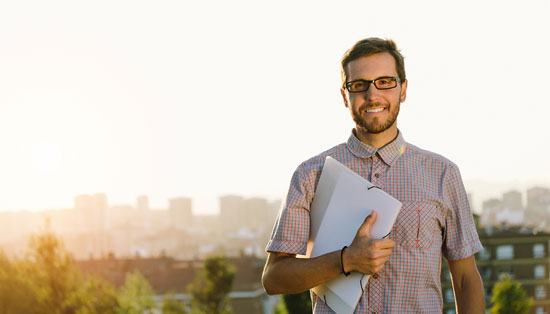 мужчина с бумагами в руках