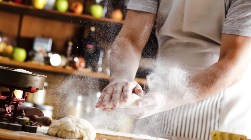 Печет хлеб своими руками