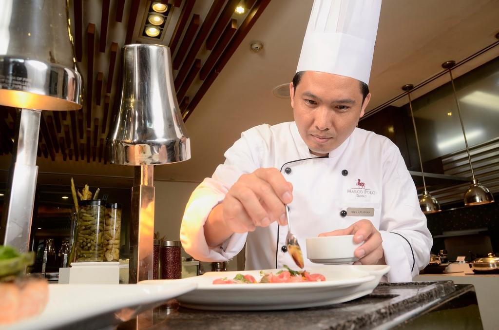 Повар за работой.